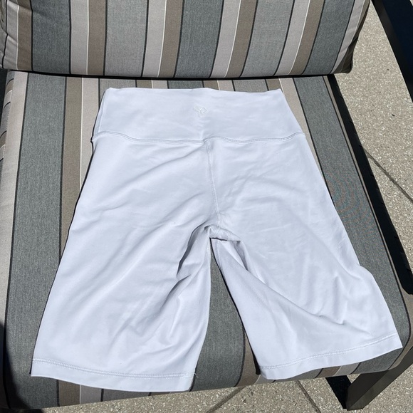 Aritzia TnAction TNA Life Bike Shorts 7” Ice Gray - Picture 4 of 5